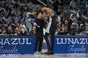 米奇·约翰逊：文班想进入首发 但考虑他的身体状况 时机还没到