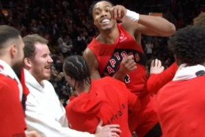 机智如你！还剩0.8秒斯科蒂·巴恩斯第二罚故意不中 时间走完！