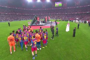 记者：皇马方面表示，没列队是西足协因摄影角度要求他们换个位置