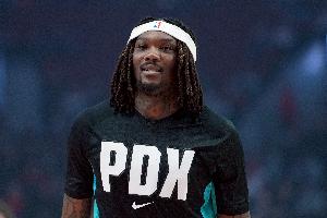 罗威上半场出战9分钟 2投2中拿到4分2篮板1助攻1盖帽