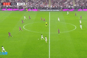 这没进？维尼修斯远射被扑，随后插上补射空门打高