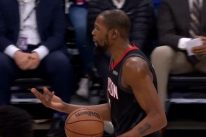 无奈了！杜兰特拼抢时又被德罗赞造成犯规 后者两罚全中