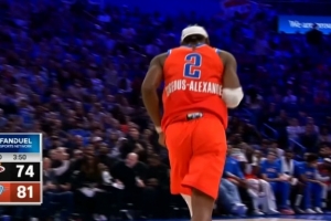 5中0之后11中10了！亚历山大干拔三分飚中 半节内两度打停热火