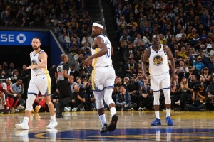 勇士对阵老鹰首发：库里 穆迪 巴特勒 格林 波斯特 与上一场相同