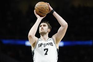 咋回事呢？科内特拿到6分12板&5前场板 但正负值-21全场最低