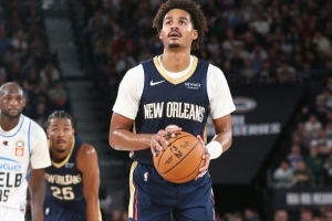 个人秀！普尔侧翼接球 单手抢投压哨三分一箭穿心