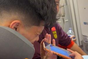 爆射制胜！黄博文晒彭啸玩桌球游戏视频：瞄准射 要不你能进球呢