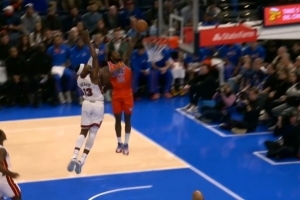 华莱士反击扣篮不中阿德巴约被吹犯规 斯波开场3分钟挑战失败