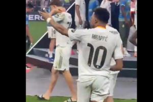 【近距离视角】姆巴佩非常生气，连续挥手招呼队友们离开