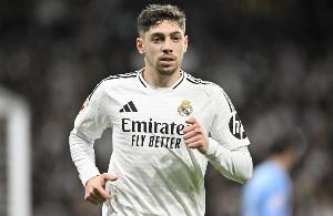 记者：热身环节巴尔韦德仍踢右后卫，琼阿梅尼和卡马文加搭档中场