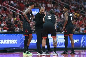 火箭找不到酒店？船记质疑：怎么可能？几周或数月前都该预订的啊