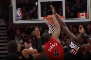 十佳球+1！斯科蒂·巴恩斯单臂举火烧天 搁着两人炸裂战斧隔扣！