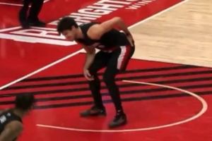 你可不能伤！阿夫迪亚拿到篮板落地后受伤 捂着臀部直接回更衣室