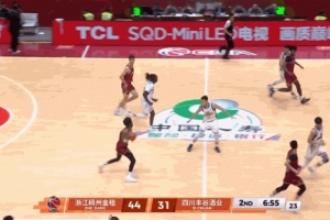 扣爽了！琼斯接兰道夫击地漂传劈扣&跟进补扣打停四川