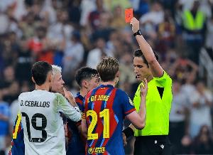 世体：西超杯三场1红牌8黄牌VAR零出镜，要求优先相信主裁判断