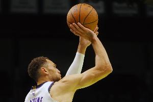 又打停了！拉文接德罗赞助攻三分迎射东契奇 分差16分