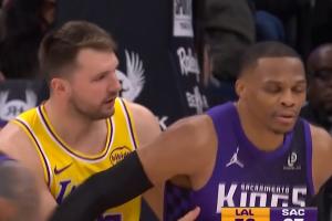 东契奇回身误撞威少 将其扶稳后轻拍两下友好示意！