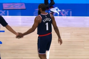 还是得看你！哈登强突挤过防守 左手上篮压哨命中！