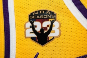 湖人官推晒詹姆斯纪念补丁球衣：史上首位征战23个赛季的球员