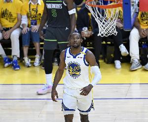 湖记：湖人要找能防守和投三分的球员 而这两样库明加都不太擅长