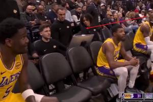 美媒放大湖人替补席 詹姆斯多次瞥视艾顿：詹姆斯受不了他😭