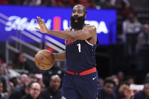 教育新秀！哈登面对克尼佩尔 抬手三分造成犯规三罚全中