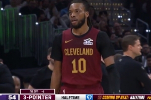 张弓搭箭！加兰半场前最后一攻 虚晃后三分压哨灯亮球进！