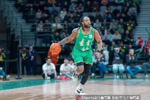 独挑大梁！威尔斯半场12中8砍下18分 辽宁3位首发得分挂零