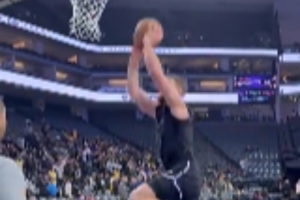 看起来恢复得不错！今日小萨在赛前进行了有球训练