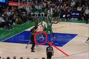 所幸无大碍！弗拉格追防不慎崴脚倒地 自行走回更衣室后重返赛场