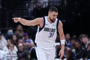 还有这一手！克莱快攻面对防守选择脑后骚气传球 凯利轻松吃饼