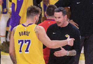 甜瓜：真正冠军队要有人在细节上问责核心球员 湖人缺少即时纠错