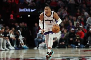 7连败后连胜火箭湖人！记者：国王昨天抢爆前场板 今天万箭齐发