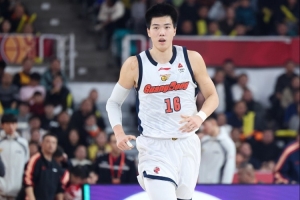 效率很高！焦泊乔半场5中4拿到10分8板 其中5前场板