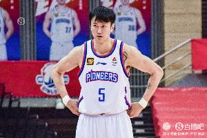 直播吧：天津赖俊豪撞到广告板 颈椎&脖子部位扭到需休息一段时间