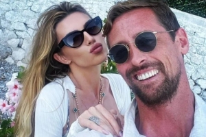 太阳报：克劳奇把妻子生日礼物落在地铁上，乘客捡到后交给车站