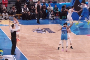 大心脏！陈盈骏空位三分+上篮and one+撤步中投 连砍8分定胜局