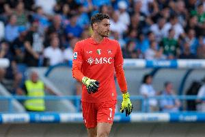 那不勒斯官方：28岁替补门将梅雷特在今日训练时左肩扭伤