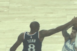 按在球上！三球突破抛投造成邓恩犯规 快船挑战成功