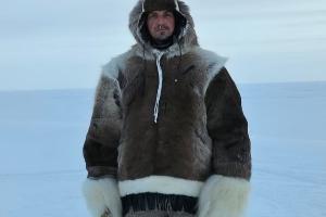 超大号兹拉坦🥶44岁伊布北极度假，裹得严严实实坐狗拉雪橇