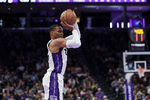 威少今天三分8中4 本赛季三分命中率34.5% 创生涯新高