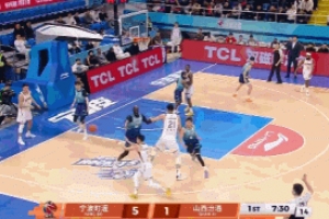 吹了普通犯规！法尔大帽刘传兴 辛普森快下被奈特直接撞飞几米远