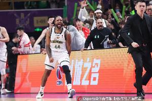 拼尽全力！威尔斯22中15空砍全场最高33分外加4板3助 也有6失误