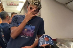 庆祝夺冠！巴萨官方社媒晒球员在飞机上与奖杯合照