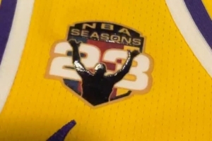 詹姆斯晒第23季纪念补丁球衣：这太酷了！这真是一段不平凡的旅程