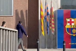 记者：坎塞洛抵达诺坎普办公室，准备与巴萨签署租借合同