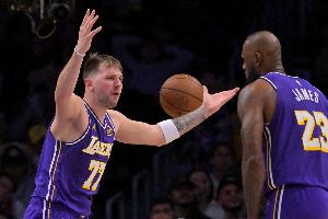 张佳玮：卢卡喂球有人进三分吗？詹姆斯当年提款阿赞今时不同往日