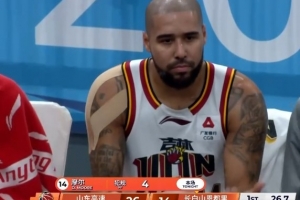 有点惨！摩尔被吹防守犯规抱怨还追加技犯 出场4分钟4犯在身