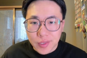 解说：老詹胸前要戴个纪念勋章 熟悉球星卡就知道这和退役没关系