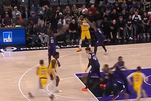 詹姆斯横传球直接送至蒙克手中 后者回头轰进45°追身三分！